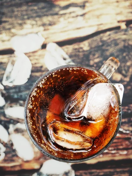 Bebida de cola con cubitos de hielo — Foto de Stock