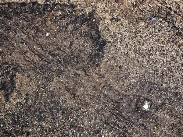 Topraktaki tekerlek izleri