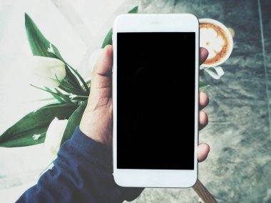 Akıllı telefon ve kahve fincanı