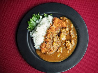 Köri pilav ve kızarmış domuz Japon gıda