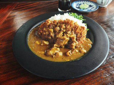 Köri pilav ve kızarmış domuz Japon gıda