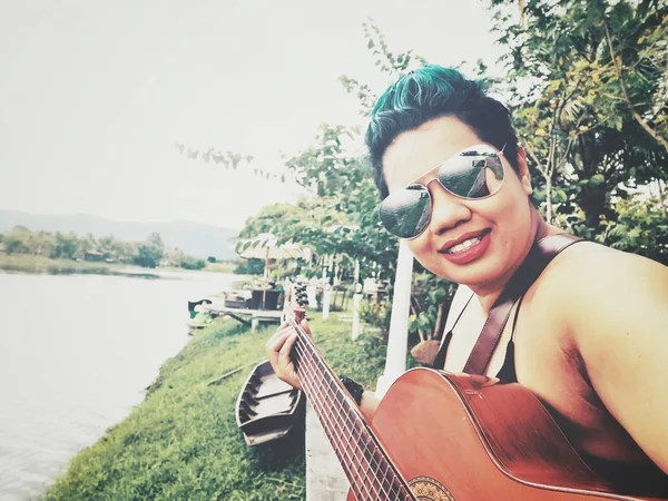 Mulher feliz sorriso tomando uma selfie e guitarra — Fotografia de Stock