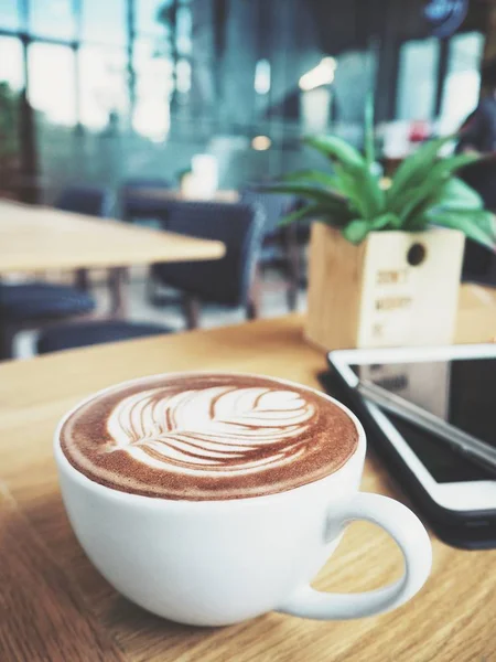 Bebida caliente de chocolate en taza con tableta — Foto de Stock