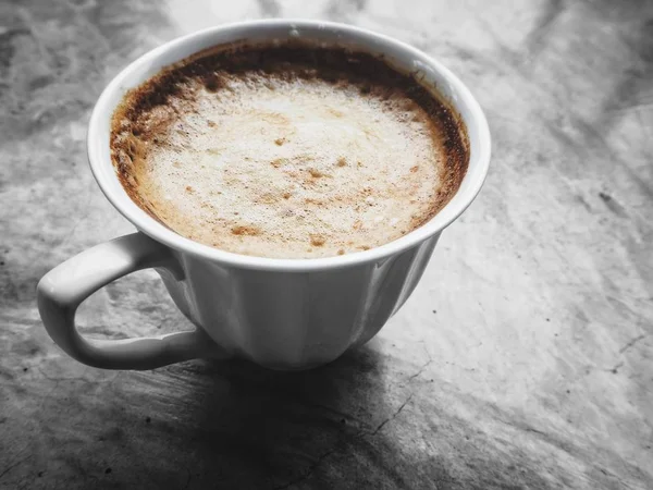 Café quente com leite na xícara — Fotografia de Stock