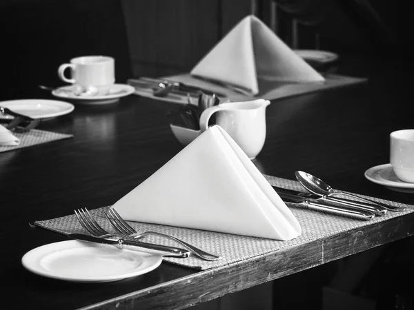 Mesa de jantar de luxo e guardanapo — Fotografia de Stock