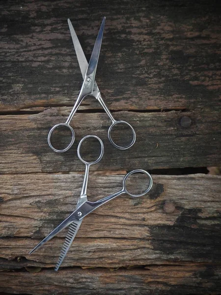 Tesouras de corte de cabelo em fundo de madeira — Fotografia de Stock