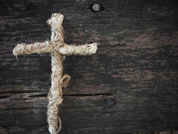 Kreuz auf braunem Holz Hintergrund — Stockfoto