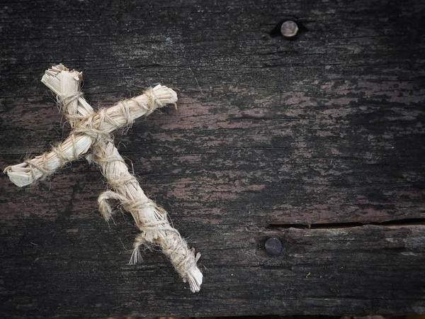 Kruis op bruine houten ondergrond — Stockfoto