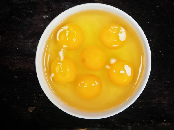 Eggs raw in a bowl — Stock Photo, Image