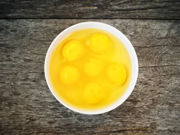 Huevos crudos en un tazón — Foto de Stock