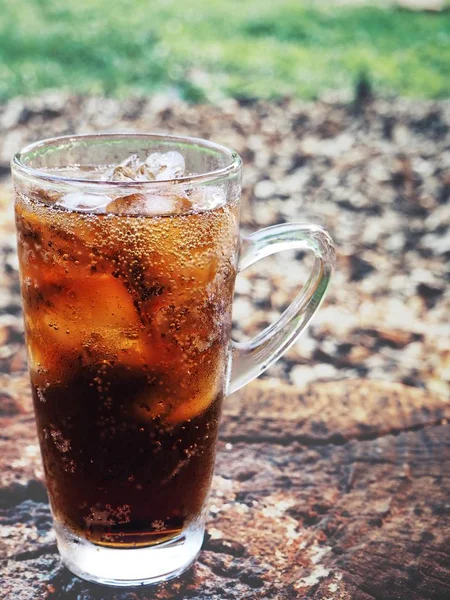 Buz küpleri ile Cola İçecek — Stok fotoğraf
