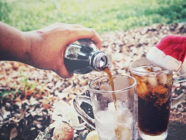 Nalewanie Cola drink na szkle — Zdjęcie stockowe