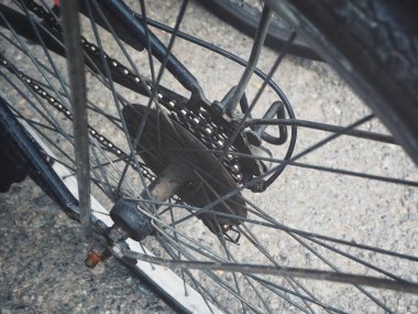 Bisikletin tekerleği yolda