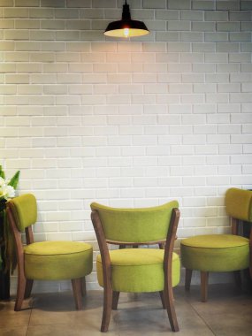 Tablo ve sandalye yeşil iç döşeme