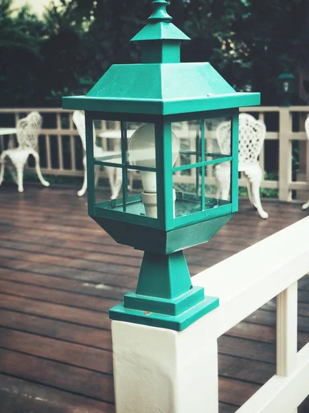 Grön lampa i trädgården — Stockfoto