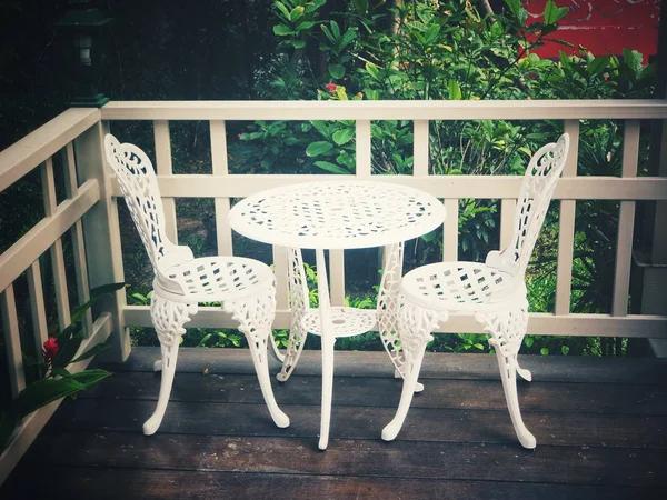 Mesa e cadeira no jardim — Fotografia de Stock