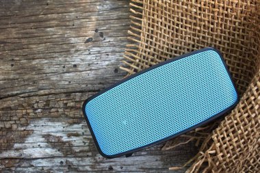 Tahta arka planda bluetooth hoparlörü