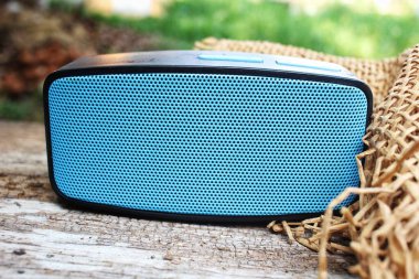 Tahta arka planda bluetooth hoparlörü