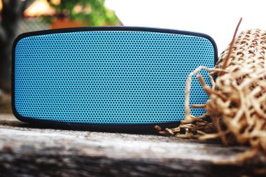 Tahta arka planda bluetooth hoparlörü