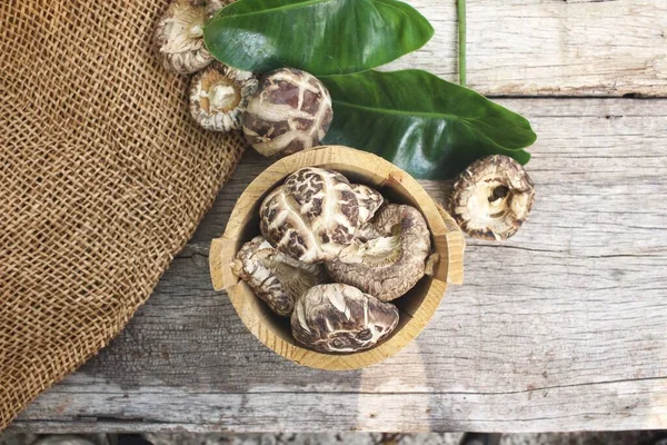 Setas Shiitake Sobre Fondo Madera —  Fotos de Stock