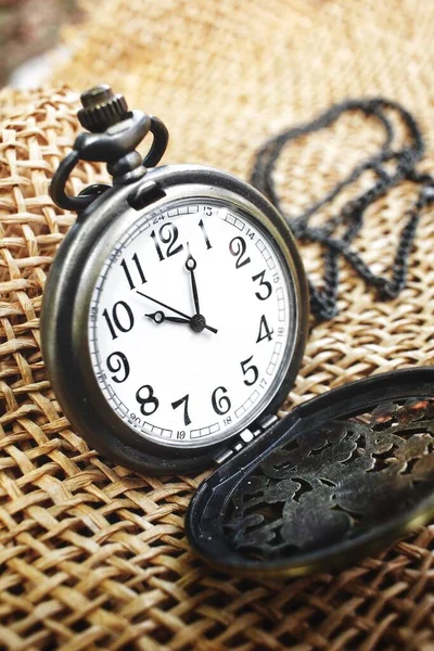 Primer Plano Del Bolsillo Del Reloj Vintage Imágenes De Stock Sin Royalties Gratis