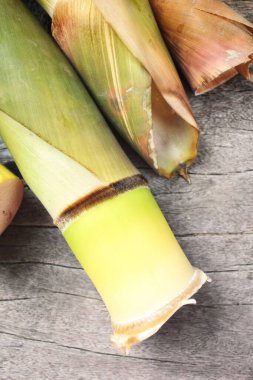 Bambu filizleri ahşap arka planda