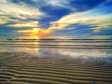 Kumsalın güzelliği Kum ve mavi gökyüzü Yazın rengi