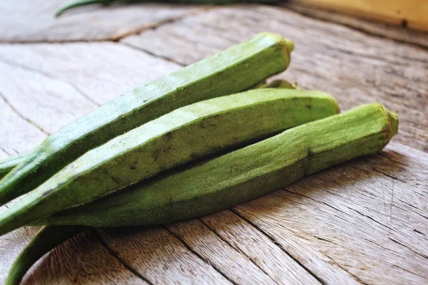 Okra Verde Fondo Legno — Foto Stock