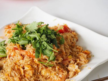 Kızarmış karides Tayland yemeği.