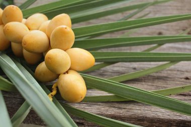 Ahşap arka planda meyveler