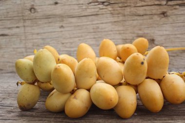 Ahşap arka planda meyveler