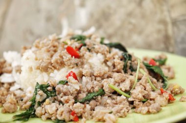 Pirinç üzerine domuz eti ve fesleğen Tayland yemeği.