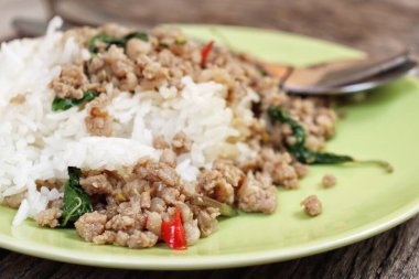 Pirinç üzerine domuz eti ve fesleğen Tayland yemeği.