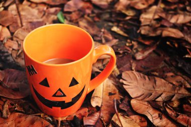 Cadılar Bayramı bardağında sıcak kahve