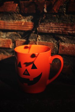 Cadılar Bayramı bardağında sıcak kahve