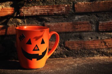 Cadılar Bayramı bardağında sıcak kahve