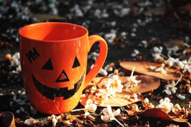 Cadılar Bayramı bardağında sıcak kahve