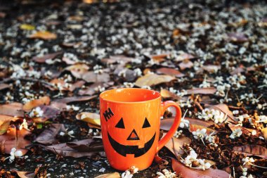 Cadılar Bayramı bardağında sıcak kahve