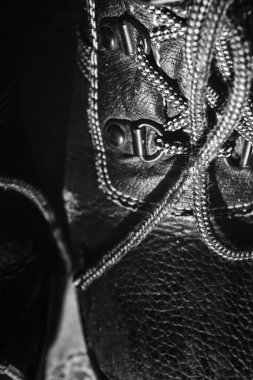 Siyah güvenlik ayakkabılarını kapat.