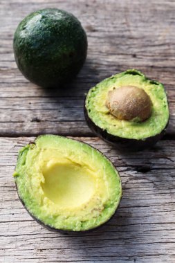 Ahşap arka planda taze avokado meyvesi