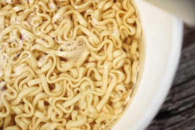 Makarnayı fincanda kurutun.