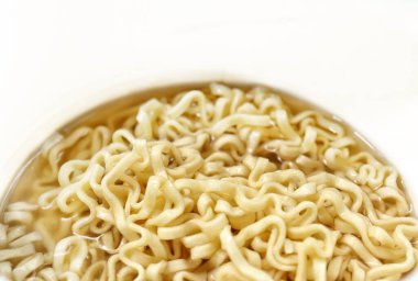 Makarnayı fincanda kurutun.