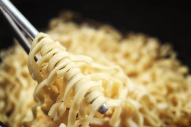 Kavanozda kuru erişte.