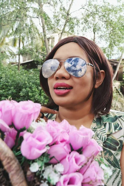 Linda Mulher Com Óculos Sol Flores Rosa Tailândia Viagem — Fotografia de Stock