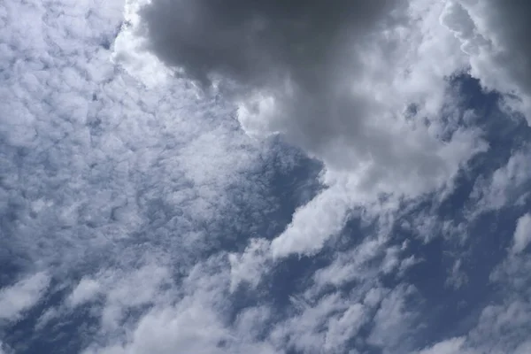 空の暗い嵐の雲 — ストック写真