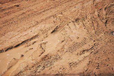 Topraktaki tekerlek izleri