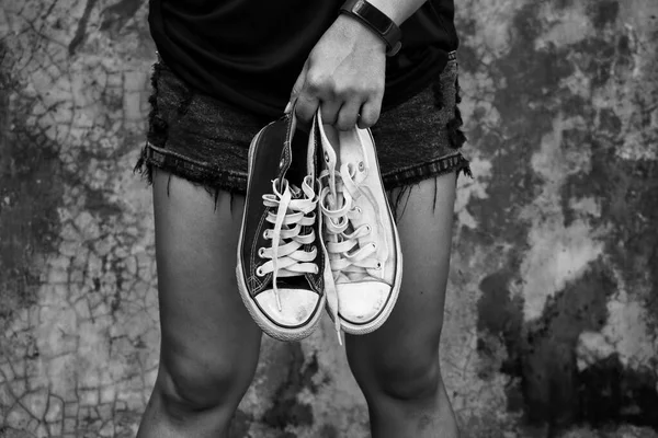 Sneakers Bianche Nere Sulla Mano Donna Adolescente — Foto Stock