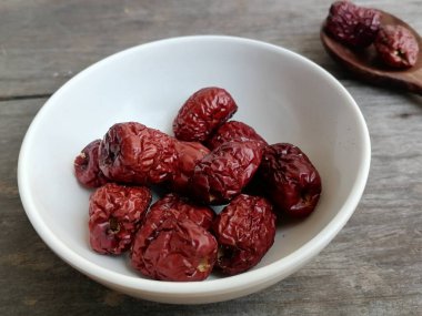 Ahşap arka planda kurumuş jube meyvesi