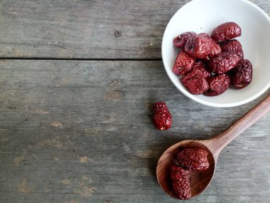 Ahşap arka planda kurumuş jube meyvesi