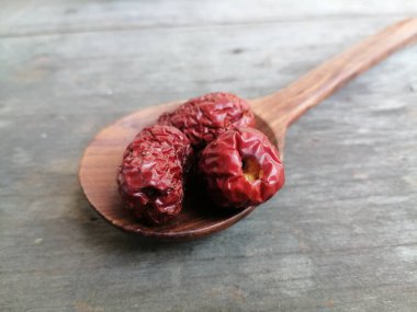 Ahşap arka planda kurumuş jube meyvesi